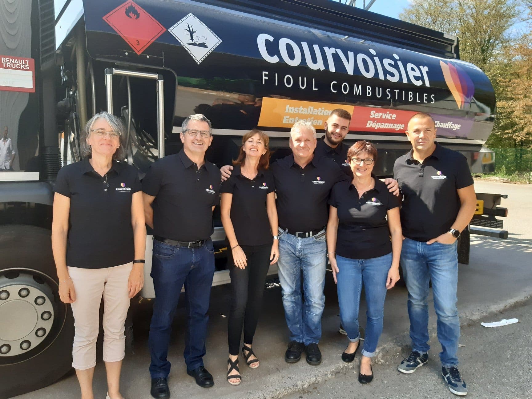 L'équipe Courvoisier Maillard Vanoni devant son camion de livraison
