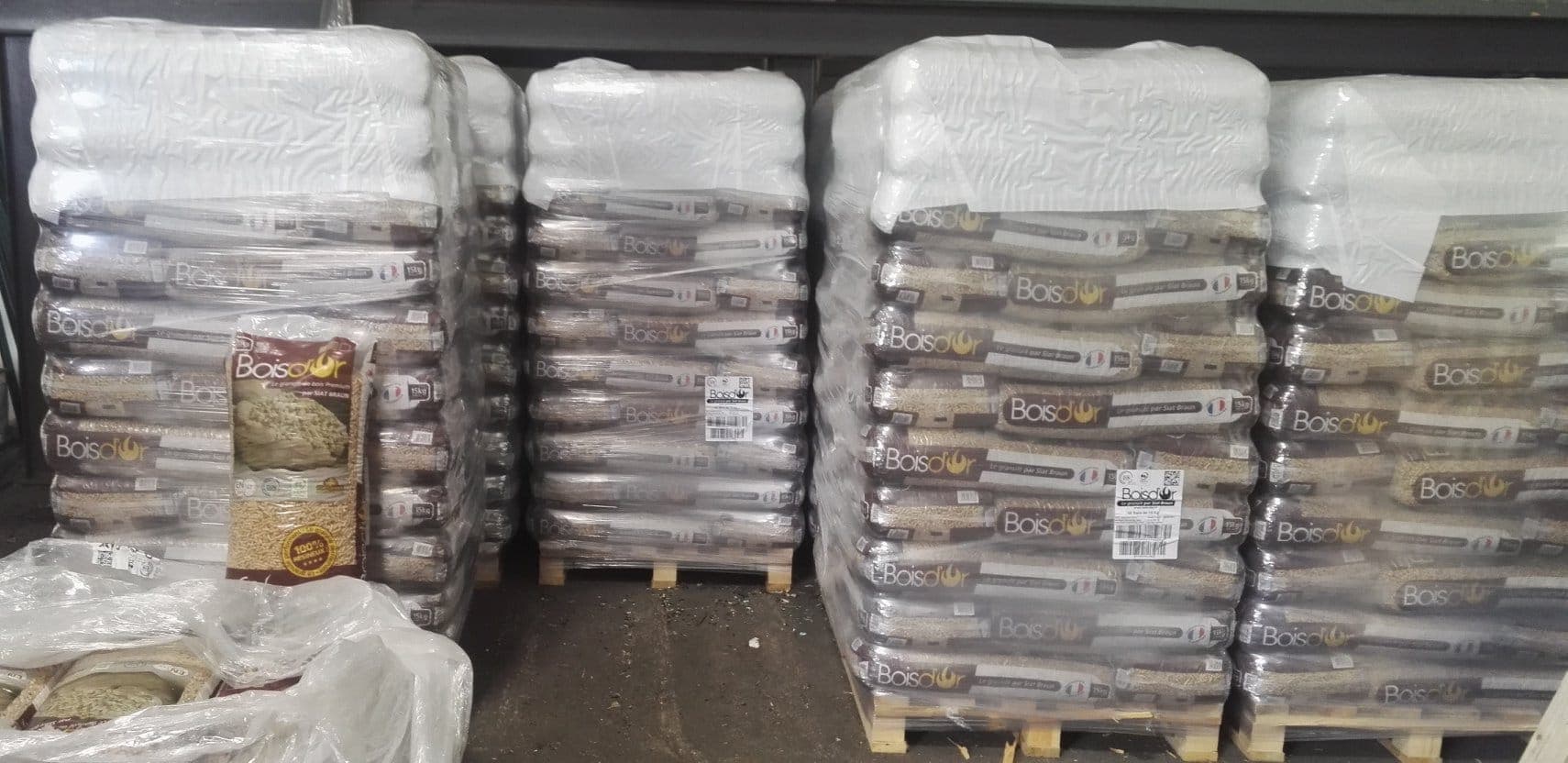 Palettes de granulés de bois prêtes à la livraison